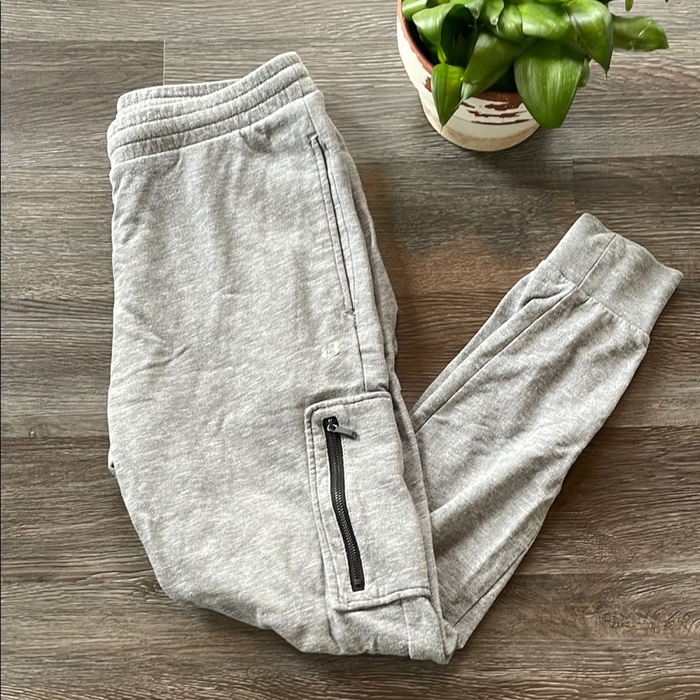 Men’s Layer 8 Quick Dry Gray Joggers Size Small
Zipper Pocket